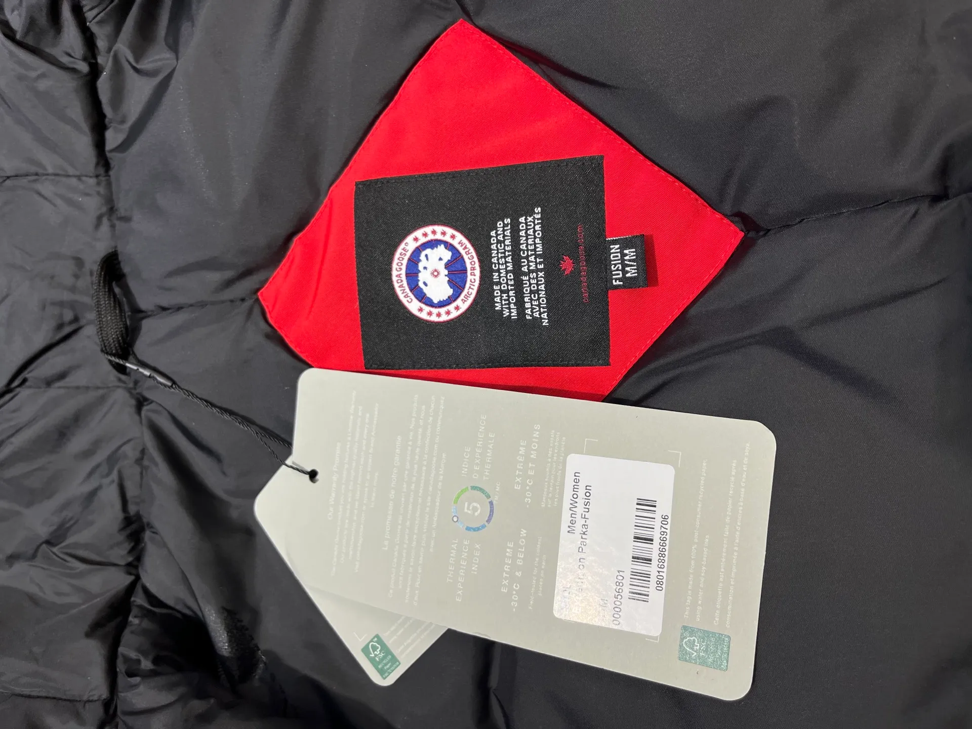P860 Canada goose/Canada Goose 05 model 2580LA CANADA GOOSE/Canada Goose Rossclair parka women's down jacket, authentic original clothing molding, all accessories are custom-made from the original factory. This model is very unique. The zipper at the back can be opened to change into a dovetail style, with diagonal pockets and a layer of hidden pockets underneath. The official website has become a popular model. The softness and hardness of the fabric are compared with the genuine ones. It can be restored by kneading at will (fabric misunderstanding: fabrics with high hardness are not waterproof. Only those who buy the latest genuine version this year will notice the softness and comfort of the fabrics). The down is synchronized with the genuine white duck down. It is fluffy and not lumpy. The electronically controlled down charging machine is used to fill the zippers with customized genuine YKK zippers. High hardness and no lag. The fur collar is purchased from the same manufacturer as Wolf Hair. (Cooperative factory 2019 Canadian wolf skin auction and Big Goose official auction of wolf skin fur collars on the same site) All workmanship and wiring are controlled by workers with more than ten years of service. They must be horizontal and vertical, and are not crooked. The density of the inner wiring is more exquisite. Compare at will. Big goose label, collar label, washed label, hang tag, zipper rope, pocket label, back label, collar velvet, Velcro fasteners, all details of the cuffs are updated simultaneously with the original product, the best version, and the most complete color matching. The fighter in World 05 battles various world goods. Size: XS-XL